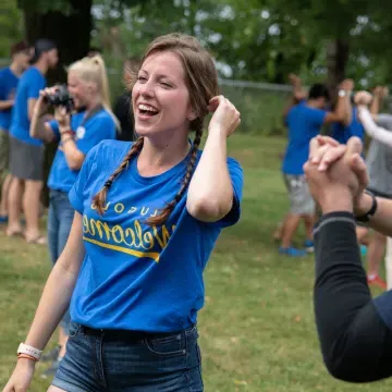 A student in BluGolds welcome shirt participating in an outdoor event for incoming transfer students at 澳门葡京网赌送彩金